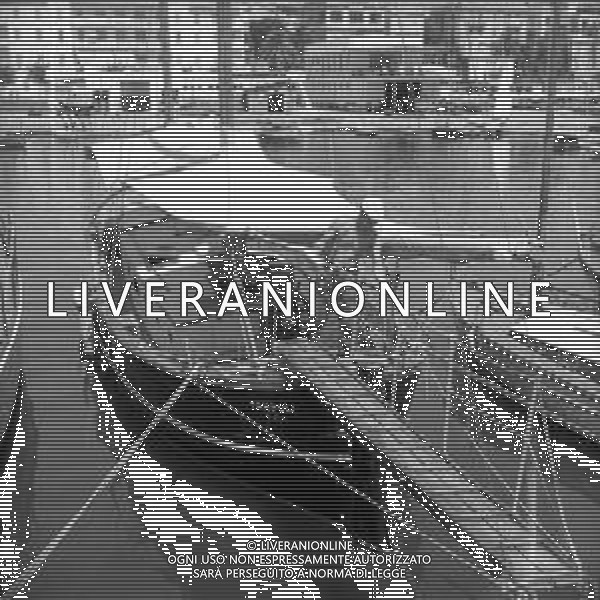 VEDUTE DELLA CITTA\' DI ANZIO LITORALE ROMANO - RETROSPETTIVA 1950 - 1960 Nella foto un pescatore sulla barca lungo la banchina del porto ©Archivio Giovanni Liverani / AGENZIA ALDO LIVERANI SAS