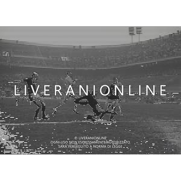 09-01-1974 MILANO ANDATA SUPERCOPPA UEFA MILAN AJAX 1-0 NELLA FOTO AZIONE DI GIOCO AG ALDO LIVERANI SAS 