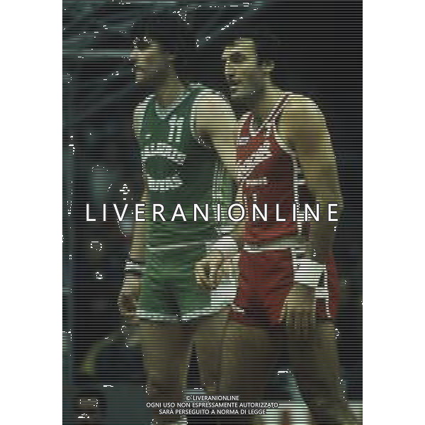 RETROSPETTIVA Arvydas Sabonis BASKET NELLA FOTO Arvydas Sabonis con dino meneghin nella partita di coppa campioni tracer milano zalgiris del 26-02-1987 AG ALDO LIVERANI SAS