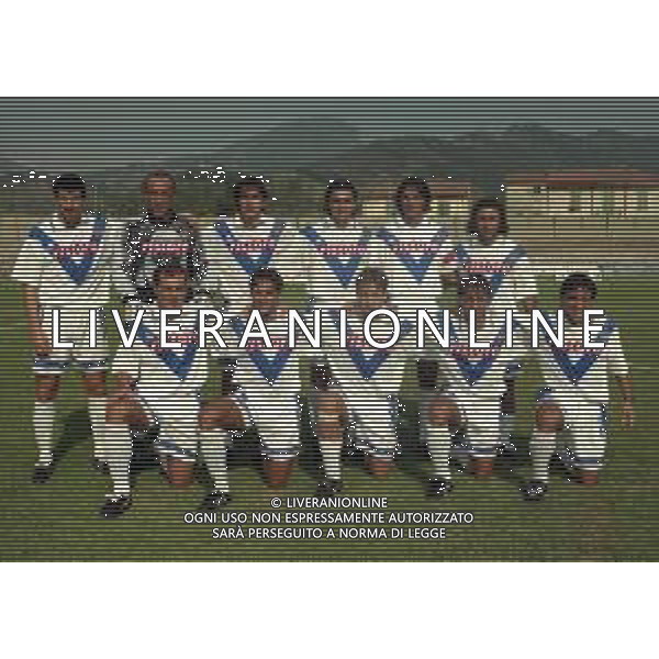 1998-1999 BRESCIA CALCIO PRIMI PIANI ROSA GIOCATORI NELLA FOTO FORMAZIONE DEL BRESCIA CALCIO 1998-1999 DA SIN IN PIEDI DARIO HUBNER-GILBERT BODARD-FILIPPO GALLI-ALBERTO SAVINO-DANIELE ADANI-OBERDAN BIAGIONI SED DA SIN MAREK KOZMINSKI-FRANCESCO MARINO-IVAN JOAVORCIC-E I GEMELLI FILIPPINI AG ALDO LIVERANI SAS