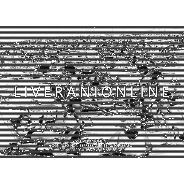 RIMINI RIVIERA ROMAGNOLA ANNI \'80 FOTO D\'ARCHIVIO NELLA FOTO LA SPIAGGIA AFFOLLATA DAI TURISTI CON I LETTINI E BAGNANTI ©SANNA / AGENZIA ALDO LIVERANI SAS