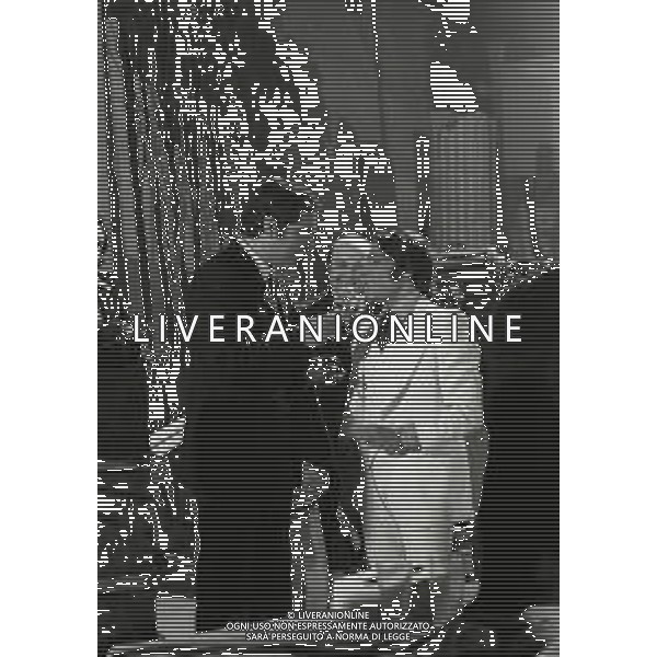 RETROSPETTIVA PEPPINO GAGLIARDI CANTANTE NELLA FOTO PEPPINO GAGLIARDI NELL\'ANNO 1970 A SAINT VINCENT CON CORRADO MANTONI AG ALDO LIVERANI SAS  
