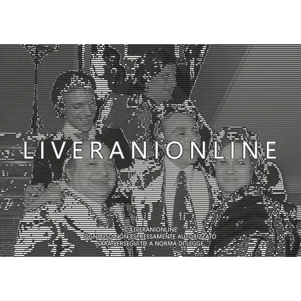 RETROSPETTIVA PEPPINO GAGLIARDI CANTANTE NELLA FOTO PEPPINO GAGLIARDI A AL FESTIVAL DI SANREMO NELL\'ANNO 1973 AG ALDO LIVERANI SAS