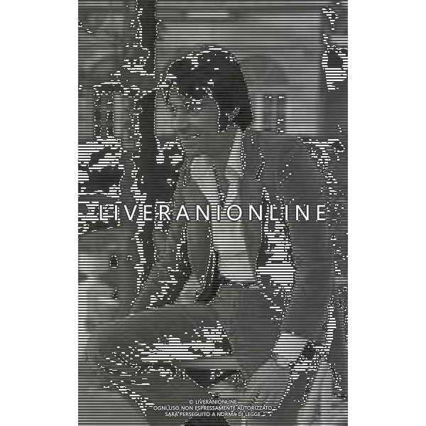 RETROSPETTIVA PEPPINO GAGLIARDI CANTANTE NELLA FOTO PEPPINO GAGLIARDI A AL FESTIVAL DI SANREMO NELL\'ANNO 1973 AG ALDO LIVERANI SAS