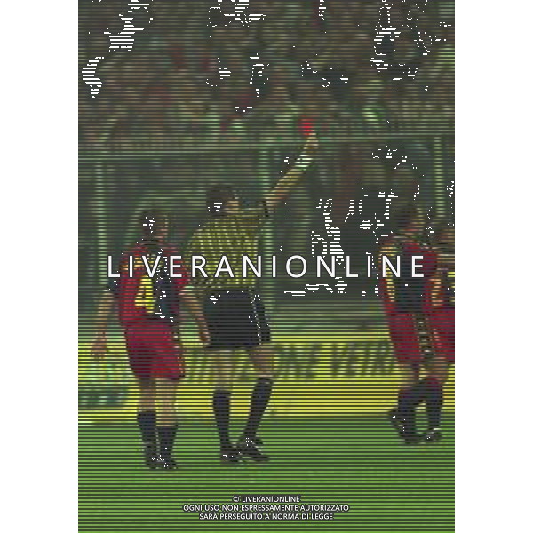 22-10-1999 GENOVA CAMPIONATO DI CALCIO SERIE B GENOA SAMPDORIA 1-1 NELLA FOTO L\'ARBITRO LIVIO BAZZOLI ESPELLE DAVIDE NICOLA AG ALDO LIVERANI SAS