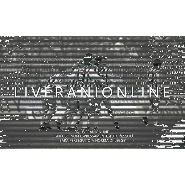 08-12-1985 CREMONA CAMPIONATO DI CALCIO SERIE B CREMONESE ASCOLI 1-2 NELLA FOTO ABBRACCI GIOCATORI ASCOLI DOPO IL GOAL AG ALDO LIVERANI SAS