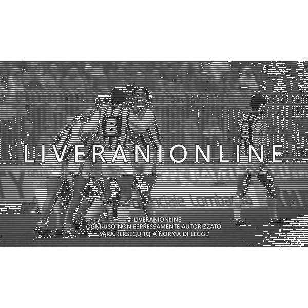 08-12-1985 CREMONA CAMPIONATO DI CALCIO SERIE B CREMONESE ASCOLI 1-2 NELLA FOTO ABBRACCI GIOCATORI ASCOLI DOPO IL GOAL AG ALDO LIVERANI SAS