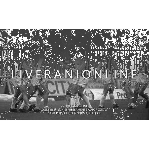 08-12-1985 CREMONA CAMPIONATO DI CALCIO SERIE B CREMONESE ASCOLI 1-2 NELLA FOTO ABBRACCI GIOCATORI ASCOLI DOPO IL GOAL AG ALDO LIVERANI SAS