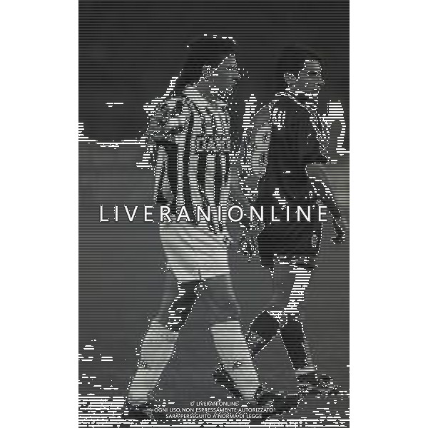 15-03-1994 TORINO QUARTI DI FINALE DI COPPA UEFA JUVENTUS CAGLIARI 1-2 NELLA FOTO ROBERTO BAGGIO E MARCO SANNA AG ALDO LIVERANI SAS