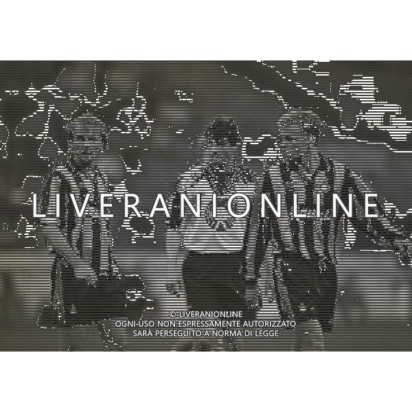 17-03-1994 MILANO QUARTI DI FINALE DI RITORNO DI COPPA UEFA INTER BORUSSIA DORTMUND 1-2 NELLA FOTO DAVIDE FONTOLAN E DENNIS BERGKAMP AG ALDO LIVERANI SAS 