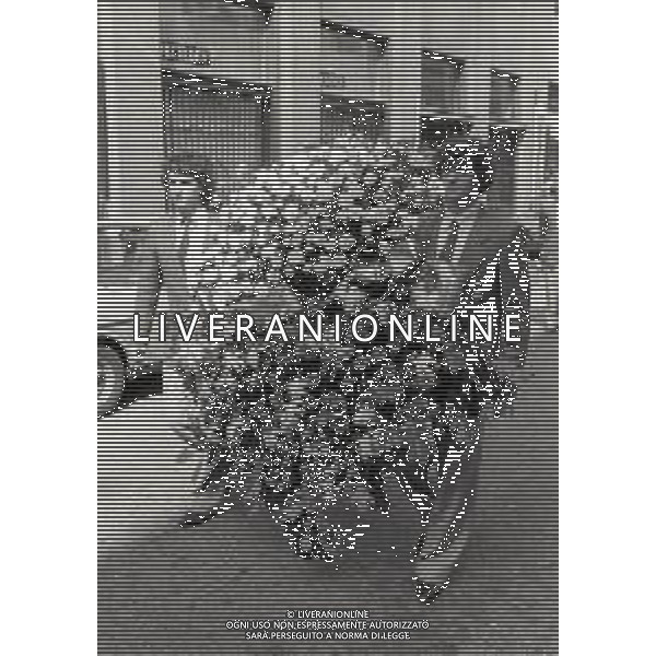 14-08-1981 MILANO FUNERALI DEL CAVALIERE DEL LAVORO E INDUSTRIALE ANGELO MORATTI EX PRESIDENTE INTER CALCIO NELLA FOTO ALTOBELLI ALESSANDRO E EVARISTO BECCALOSSI CON LA CORONA AG ALDO LIVERANI SAS