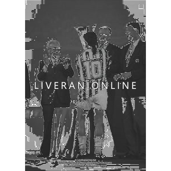 19-05-1993 TORINO RITORNO FINALE DI COPPA UEFA JUVENTUS BORUSSIA DORTMUND 3-0 NELLA FOTO VITTORIO CHIUSANO-LENNART JOHANSSON E ROBERTO BAGGIO CON LA COPPA UEFA AG ALDO LIVERANI SAS