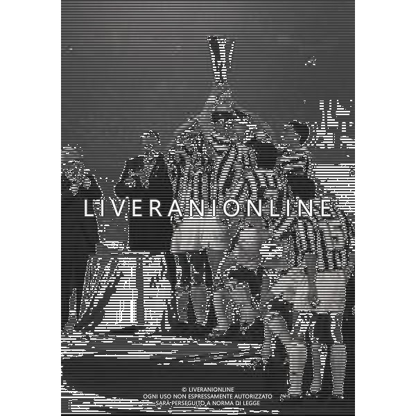 19-05-1993 TORINO RITORNO FINALE DI COPPA UEFA JUVENTUS BORUSSIA DORTMUND 3-0 NELLA FOTO I GIOCATORI DELLA JUVENTUS CON LA COPPA UEFA AG ALDO LIVERANI SAS