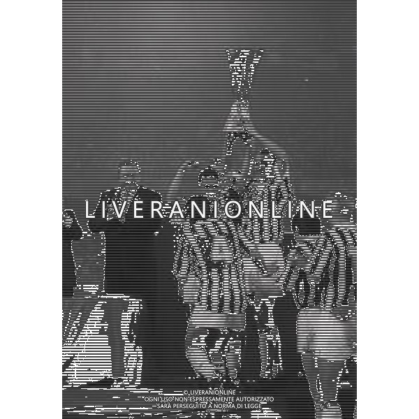 19-05-1993 TORINO RITORNO FINALE DI COPPA UEFA JUVENTUS BORUSSIA DORTMUND 3-0 NELLA FOTO I GIOCATORI DELLA JUVENTUS FESTEGGIANO LA COPPA UEFA AG ALDO LIVERANI SAS
