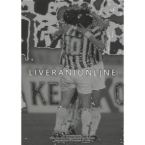 19-05-1993 TORINO RITORNO FINALE DI COPPA UEFA JUVENTUS BORUSSIA DORTMUND 3-0 NELLA FOTO ABBRACCI GIOCATORI JUVENTUS DOPO IL GOAL AG ALDO LIVERANI SAS