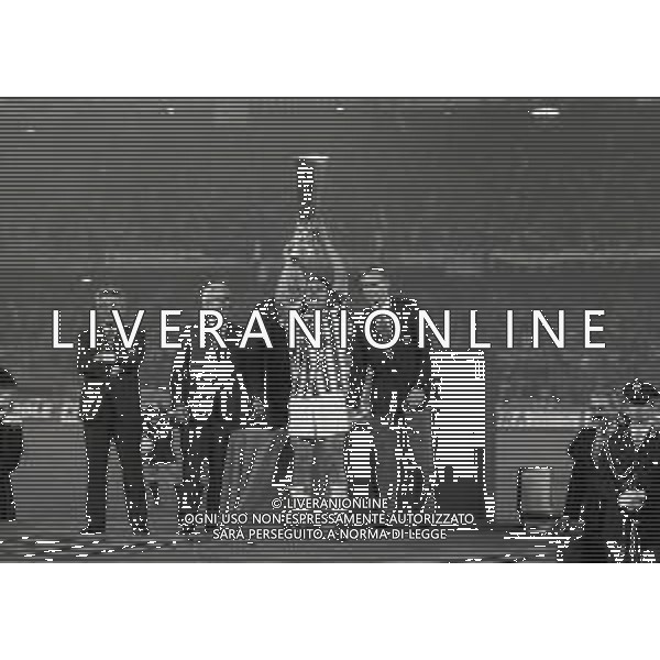 19-05-1993 TORINO RITORNO FINALE DI COPPA UEFA JUVENTUS BORUSSIA DORTMUND 3-0 NELLA FOTO ROBERTO BAGGIO CON LA COPPA UEFA AG ALDO LIVERANI SAS