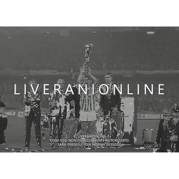 19-05-1993 TORINO RITORNO FINALE DI COPPA UEFA JUVENTUS BORUSSIA DORTMUND 3-0 NELLA FOTO ROBERTO BAGGIO CON LA COPPA UEFA AG ALDO LIVERANI SAS