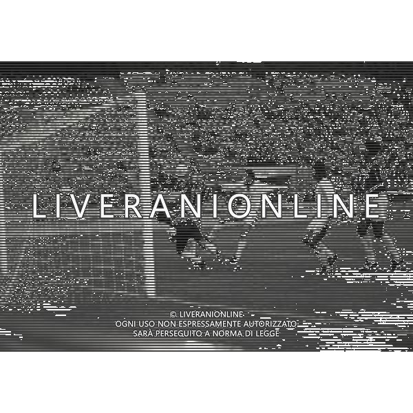 07-10-1992 MILANO OTTAVI DI FINALE DI NADATA DI COPPA ITALIA MILAN CAGLIARI 3-0 NELLA FOTO GOAL JEAN PIERRE PAPIN AG ALDO LIVERANI SAS