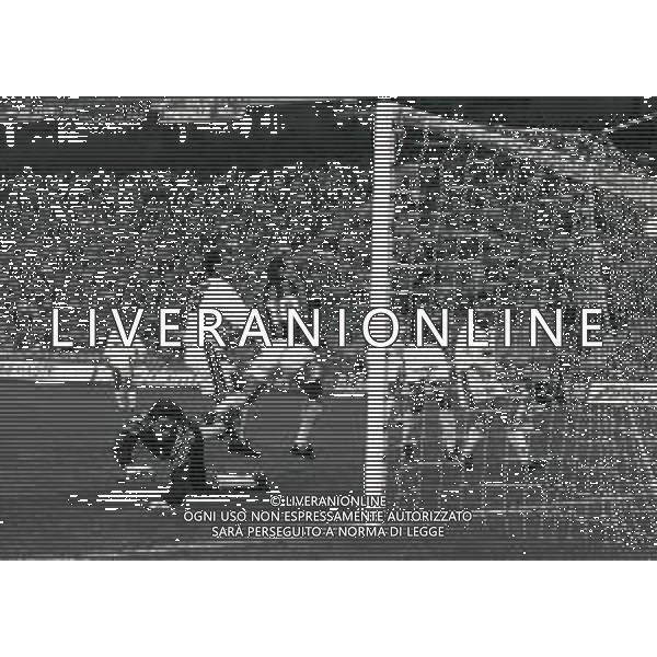 07-10-1992 MILANO OTTAVI DI FINALE DI NADATA DI COPPA ITALIA MILAN CAGLIARI 3-0 NELLA FOTO GOAL JEAN PIERRE PAPIN AG ALDO LIVERANI SAS