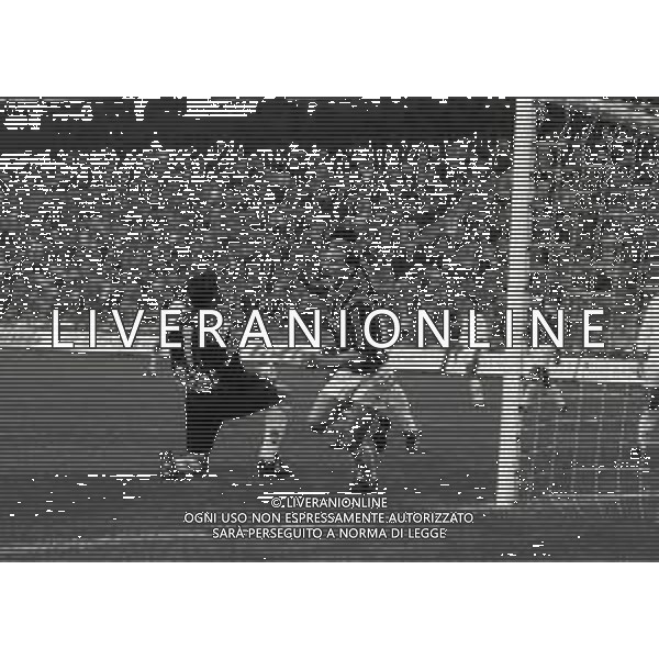 07-10-1992 MILANO OTTAVI DI FINALE DI NADATA DI COPPA ITALIA MILAN CAGLIARI 3-0 NELLA FOTO GOAL JEAN PIERRE PAPIN AG ALDO LIVERANI SAS