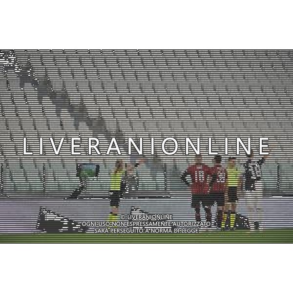 Juventus - Milan Semifinale ritorno Coppa Italia Tim Cup Juventus Stadium Torino 12.06.2020 -partita giocata a porte chiuse emergenza coronavirus Nella foto arbitro daniele orsato dopo aver consultato il var ©Agenzia Aldo Liverani Sas