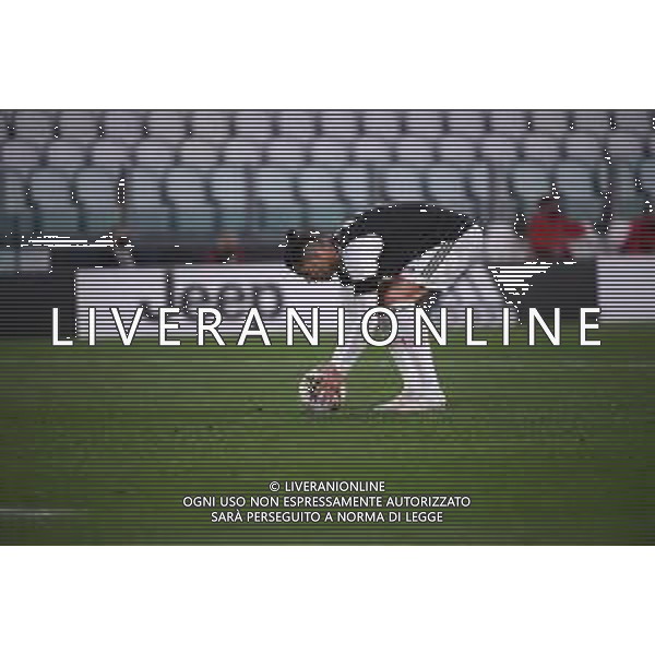 Juventus - Milan Semifinale ritorno Coppa Italia Tim Cup Juventus Stadium Torino 12.06.2020 - partita giocata a porte chiuse emergenza coronavirus Nella foto cristiano ronaldo si prepara al tiro del calcio di rigore - posiziona il pallone ©Agenzia Aldo Liverani Sas