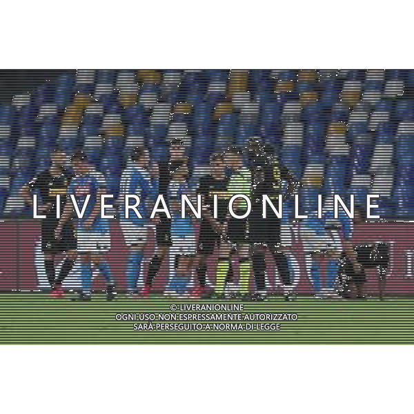 NAPOLI - INTER SEMIFINALE RITORNO DI COPPA ITALIA TIM CUP 13.06.2020 - PARTITA GIOCATA A PORTE CHIUSE PER L\'EMERGENZA CORONAVIRUS NELLA FOTO: PROTESTE CON L\'ARBITRO GIANLUCA ROCCHI ©MOSCA / AGENZIA ALDO LIVERANI SAS