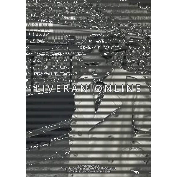 RETROSPETTIVA LUIGI SIMONI ALLENATORE NELLA FOTO LUIGI SIMONI ALLENATORE DEL GENOA CALCIO NELL\'ANNO 1982-1983 AG ALDO LIVERANI SAS