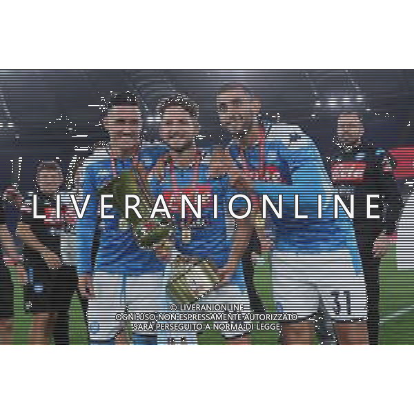NAPOLI - JUVENTUS FINALE DI COPPA ITALIA - ROMA 17.06.2020 NELLA FOTO: ESULTANZA FESTEGGIAMENTI DEL NAPOLI A FINE GARA PER LA VITTORIA DELLA COPPA - TROFEO JOSE\' CALLEJON, DRIES MERTENS, FAOUZI GHOULAM ©MOSCA / AGENZIA ALDO LIVERANI SAS
