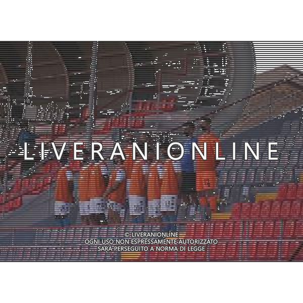CREMONESE - BENEVENTO CAMPIONATO CALCIO SERIE B 21.06.2020 - PARTITA GIOCATA A PORTE CHIUSE SENZA TIFOSI - SPALTI VUOTI NELLA FOTO MINUTO DI SILENZIO PER LE VITTIME DEL COVID ©SANTANDREA / AGENZIA ALDO LIVERANI SAS