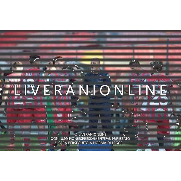 CREMONESE - BENEVENTO CAMPIONATO CALCIO SERIE B 21.06.2020 NELLA FOTO PIERPAOLO BISOLI CON I SUOI GIOCATORI MENTRE SI DISSETANO E SI RINFRESCANO DAL CALDO ©SANTANDREA / AGENZIA ALDO LIVERANI SAS
