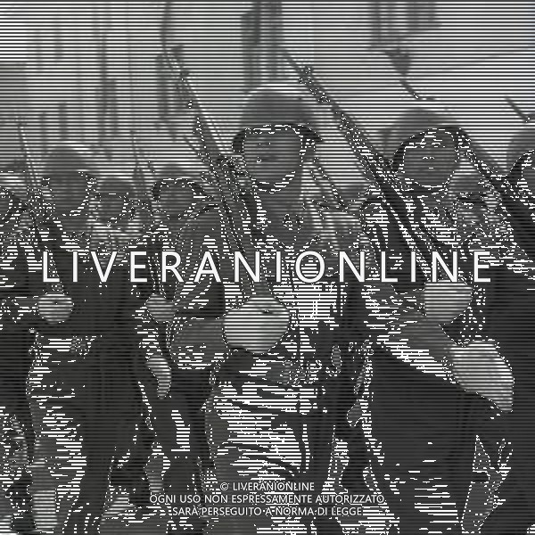 RETROSPETTIVA GIANNI MORANDI CANTANTE NELLA FOTO GIANNI MORANDI MILITARE AL GIURAMENTO AD ARMA DI TAGGIA NELL\'ANNO 1967 AG ALDO LIVERANI SAS