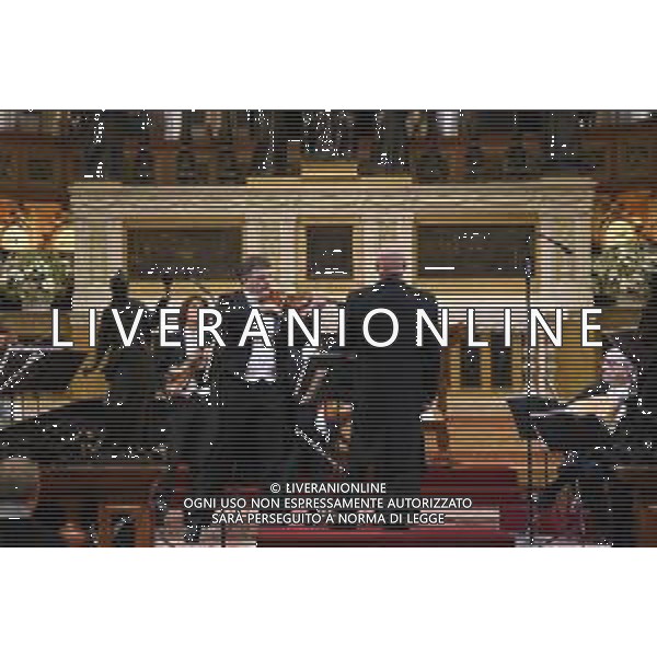 Basilica di Sant\'Antonio, Padova (Pd), Italia, 21/06/2020 Nella foto: Il Primo Violino Lucio Degani e il Direttore Giuliano Carella ©Simone Piccirilli - Alessio Marini / AGENZIA ALDO LIVERANI SAS - Solstizio in Musica Concerto in Onore di Sant\'Antonio a Padova 21.06.2020