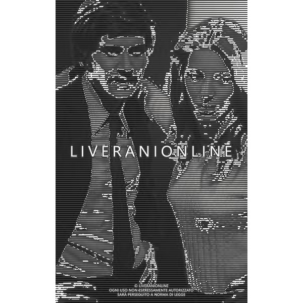 RETROSPETTIVA GIANNI MORANDI CANTANTE NELLA FOTO GIANNI MORANDI CON STEFANIA CASINI NEL FILM“LE CASTAGNE SONO BUONE“ NELL\'ANNO 1970 AG ALDO LIVERANI SAS
