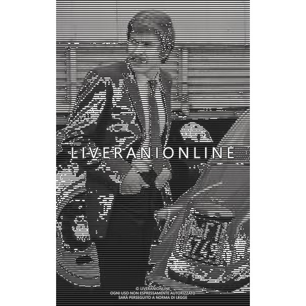 RETROSPETTIVA GIANNI MORANDI CANTANTE NELLA FOTO GIANNI MORANDI NEL FILM“LE CASTAGNE SONO BUONE“ NELL\'ANNO 1970 AG ALDO LIVERANI SAS