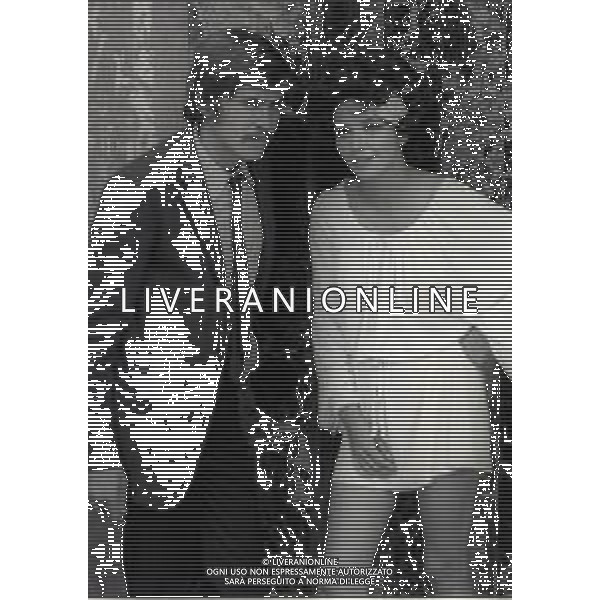 RETROSPETTIVA GIANNI MORANDI CANTANTE NELLA FOTO GIANNI MORANDI CON LAURA EFRIKIAN NEL FILM“LE CASTAGNE SONO BUONE“ NELL\'ANNO 1970 AG ALDO LIVERANI SAS
