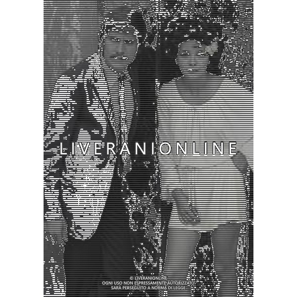 RETROSPETTIVA GIANNI MORANDI CANTANTE NELLA FOTO GIANNI MORANDI CON LAURA EFRIKIAN NEL FILM“LE CASTAGNE SONO BUONE“ NELL\'ANNO 1970 AG ALDO LIVERANI SAS