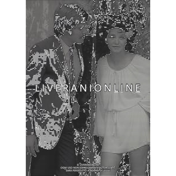 RETROSPETTIVA GIANNI MORANDI CANTANTE NELLA FOTO GIANNI MORANDI CON LAURA EFRIKIAN NEL FILM“LE CASTAGNE SONO BUONE“ NELL\'ANNO 1970 AG ALDO LIVERANI SAS