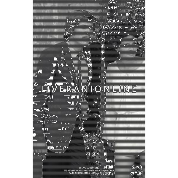 RETROSPETTIVA GIANNI MORANDI CANTANTE NELLA FOTO GIANNI MORANDI CON LAURA EFRIKIAN NEL FILM“LE CASTAGNE SONO BUONE“ NELL\'ANNO 1970 AG ALDO LIVERANI SAS
