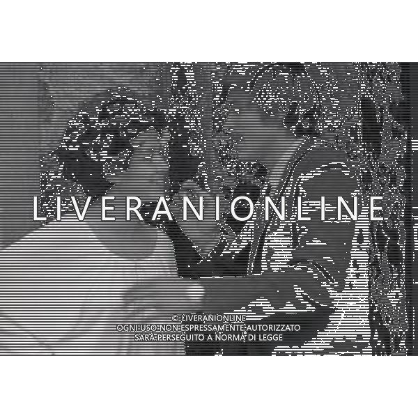 RETROSPETTIVA GIANNI MORANDI CANTANTE NELLA FOTO GIANNI MORANDI CON LAURA EFRIKIAN NEL FILM“LE CASTAGNE SONO BUONE“ NELL\'ANNO 1970 AG ALDO LIVERANI SAS