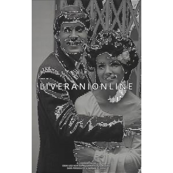 RETROSPETTIVA GIANNI MORANDI CANTANTE NELLA FOTO GIANNI MORANDI CON LAURA EFRIKIAN NEL FILM“LE CASTAGNE SONO BUONE“ NELL\'ANNO 1970 AG ALDO LIVERANI SAS