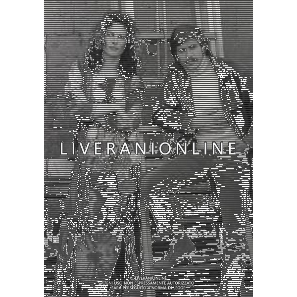 RETROSPETTIVA GIANNI MORANDI CANTANTE NELLA FOTO GIANNI MORANDI CON NICOLETTA MACCHIAVELLI NEL FILM“LE CASTAGNE SONO BUONE“ NELL\'ANNO 1970 AG ALDO LIVERANI SAS