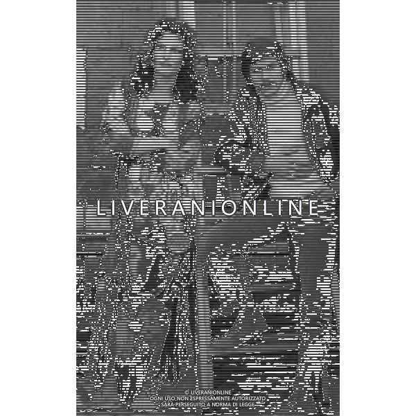 RETROSPETTIVA GIANNI MORANDI CANTANTE NELLA FOTO GIANNI MORANDI CON NICOLETTA MACCHIAVELLI NEL FILM“LE CASTAGNE SONO BUONE“ NELL\'ANNO 1970 AG ALDO LIVERANI SAS