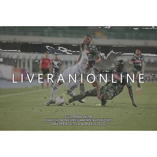 Verona (VR), Italia, 23 Giugno 2020, Stadio Marc\'Antonio Bentegodi, 27° giornata Campionato Serie A Tim 2019/2020, incontro tra le squadre dell\'Hellas Verona e del Napoli FC, nella foto: Koulibaly su Salcedo ©Davide Casentini / AGENZIA ALDO LIVERANI SAS