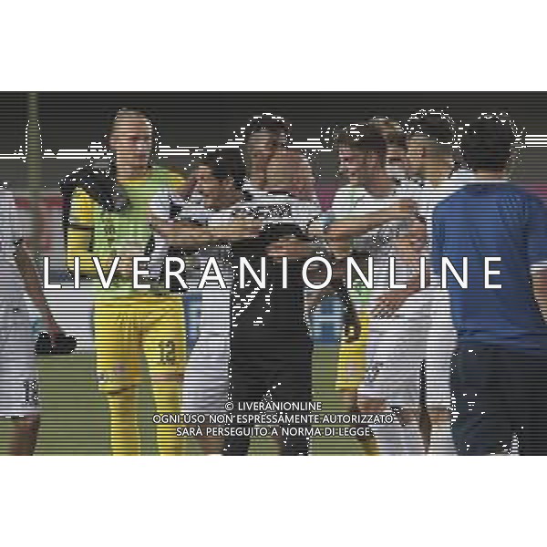 Verona (VR), Italia, 26 Giugno 2020, Stadio Marc\'Antonio Bentegodi, 30° giornata campionato di calcio Serie BKT 2019/2020, incontro tra le squadre del Chievo Verona e dello Spezia Calcio, nella foto: mister Italiano abbraccia i giocatori a fine partita FOTO DAV CASENTINI-AG ALDO LIVERANI SAS