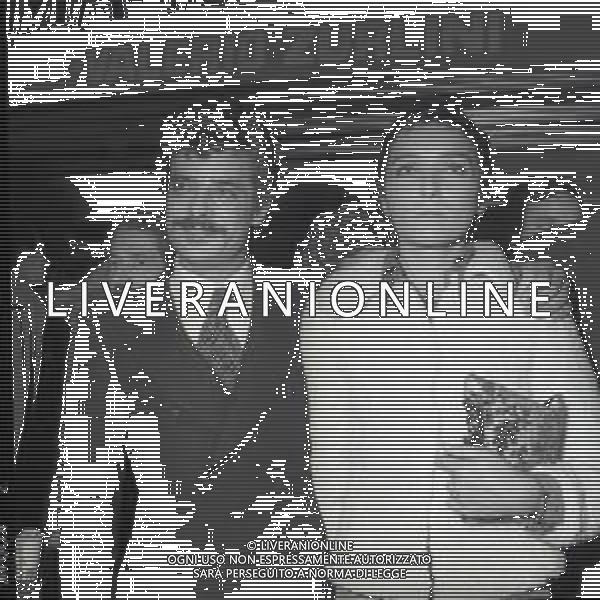 RETROSPETTIVA GIANCARLO GIANNINI ATTORE NELLA FOTO GIANCARLO GIANNINI NELL\'ANNO 1972 A A MILANO CON LA MOGLIE LIVIA GIAMPALMO ALLA PRIMA DEL FILM"LA PRIMA NOTTE DI QUIETE" AG ALDO LIVERANI SAS 