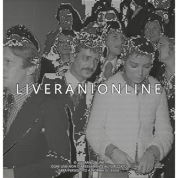 RETROSPETTIVA GIANCARLO GIANNINI ATTORE NELLA FOTO GIANCARLO GIANNINI NELL\'ANNO 1972 A A MILANO CON LA MOGLIE LIVIA GIAMPALMO ALLA PRIMA DEL FILM"LA PRIMA NOTTE DI QUIETE" AG ALDO LIVERANI SAS 