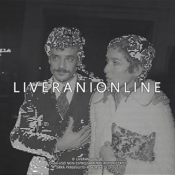 RETROSPETTIVA GIANCARLO GIANNINI ATTORE NELLA FOTO GIANCARLO GIANNINI NELL\'ANNO 1972 A A MILANO CON LA MOGLIE LIVIA GIAMPALMO ALLA PRIMA DEL FILM"LA PRIMA NOTTE DI QUIETE" AG ALDO LIVERANI SAS 