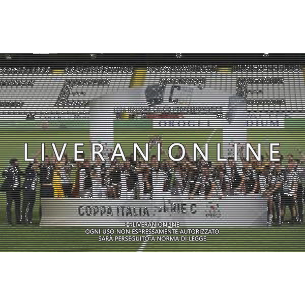 Finale coppa Italia Serie C Ternana Calcio - Juventus Under 23 27/06/2020 nella foto: esultanza della juventus, festeggiamenti per la vittoria della coppa italia - la squadra con il trofeo ©Claudio Zamagni/Agenzia Aldo Liverani / AGENZIA ALDO LIVERANI SAS