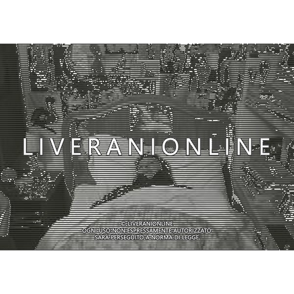 RETROSPETTIVA RENATO POZZETTO ATTORE NELLA FOTO RENATO POZZETTO NEL FILM“LUNA DI MIELE IN TRE“ NELL\'ANNO 1975 AG ALDO LIVERANI SAS